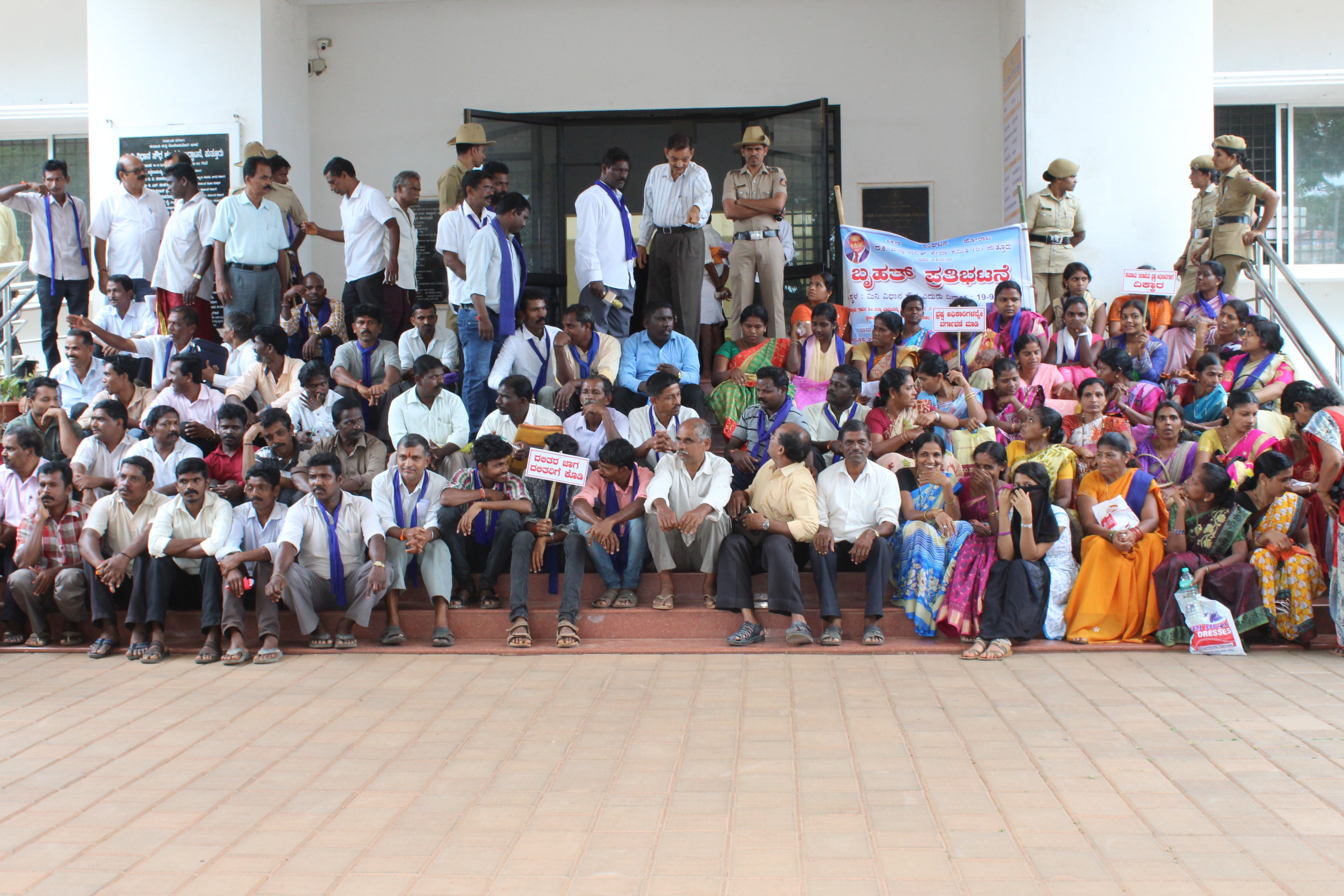 ಮುಗ್ದ ದಲಿತರಿಂದ ಹಣ ಪಡೆದು ಡಿಸಿ ಮನ್ನಾ ಭೂಮಿ ಹಂಚಿಕೆ-ಆರೋಪ