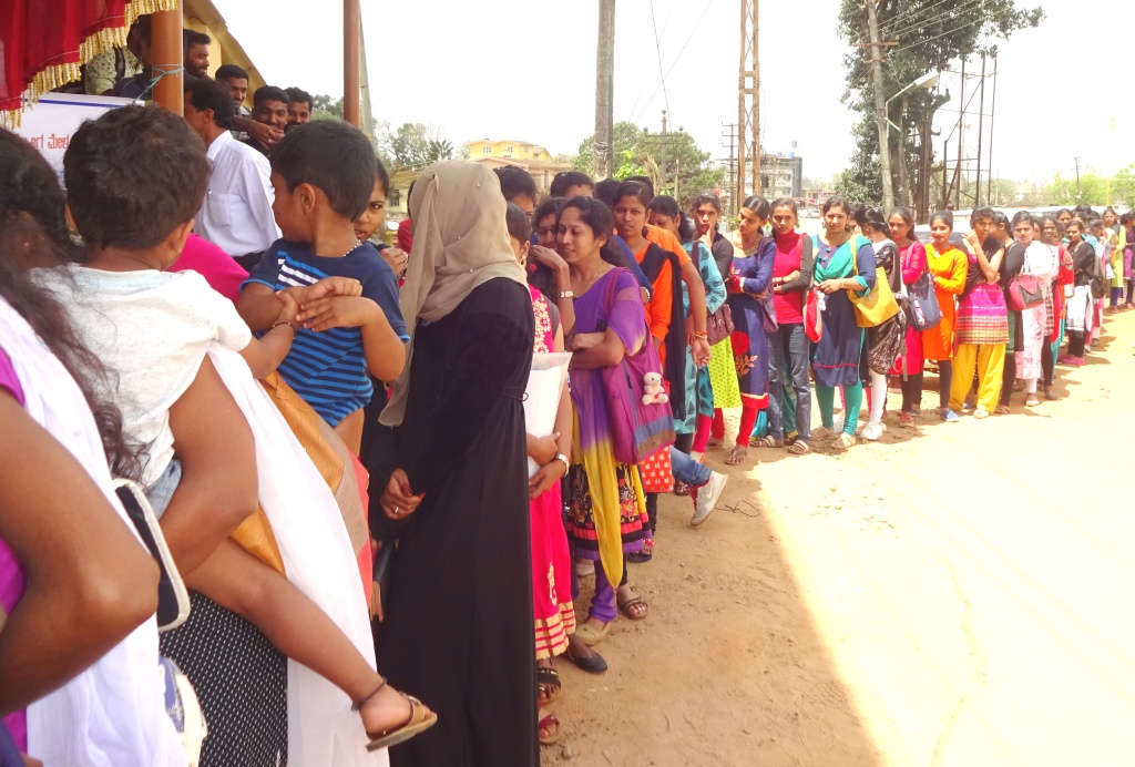 ಮಡಿಕೇರಿ: ಸಂತ್ರಸ್ತರಿಗಾಗಿ ಉದ್ಯೋಗ ಮೇಳ; 400 ಕ್ಕೂ ಅಧಿಕ ಮಂದಿಯಿಂದ ಉದ್ಯೋಗ ಕೋರಿ ಅರ್ಜಿ