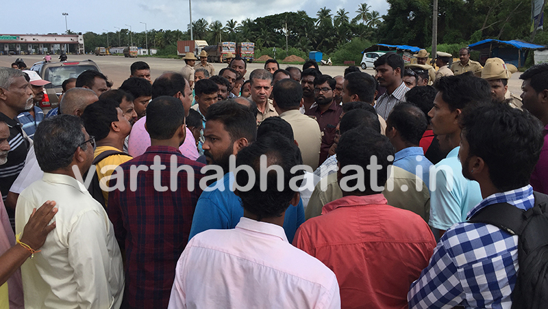 ಹೆಜಮಾಡಿ ಒಳರಸ್ತೆಯಲ್ಲಿ ಟೋಲ್: ಬಸ್ ಚಾಲಕರಿಂದ ದಿಢೀರ್ ಪ್ರತಿಭಟನೆ