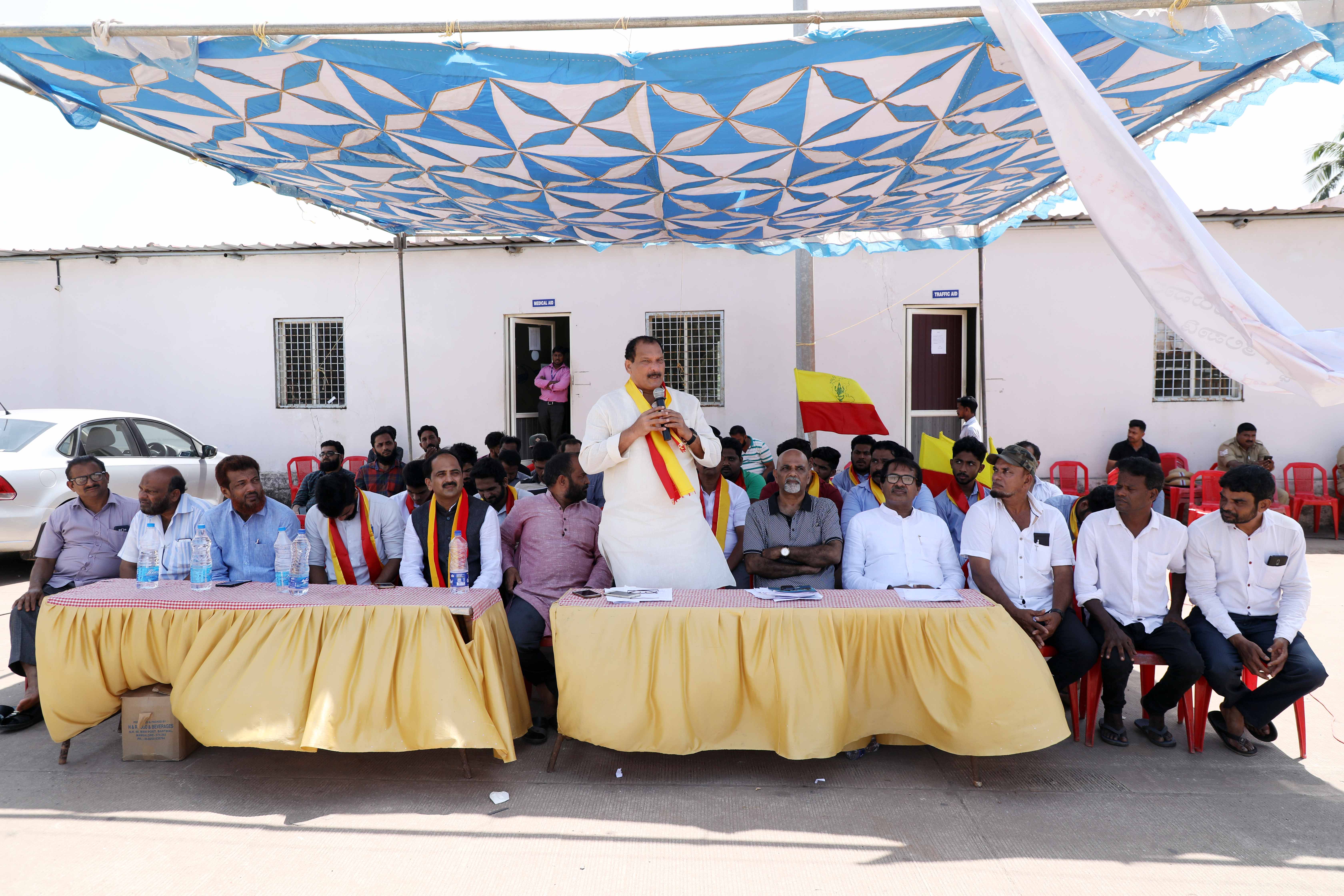 ತಲಪಾಡಿ ಟೋಲ್ ಗೇಟ್ ಬಳಿ ಬೃಹತ್ ಪ್ರತಿಭಟನೆ