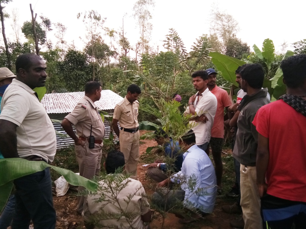 ಮೂಡಿಗೆರೆ: ಕಾಡಿನಲ್ಲಿ ಜಾನುವಾರು ಮಾಂಸ ಮಾಡಿ ಮಾರಾಟಕ್ಕೆ ಯತ್ನ; ಆರೋಪ