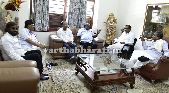 ಸಿದ್ದರಾಮಯ್ಯ ನಿವಾಸಕ್ಕೆ ಮುಖ್ಯಮಂತ್ರಿ ಎಚ್‌ಡಿಕೆ ಭೇಟಿ
