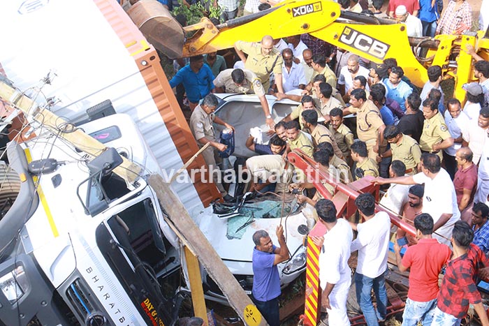 ಕಾಸರಗೋಡು : ಅಪಘಾತಕ್ಕೀಡಾಗಿ ಕಾರಿನ ಮೇಲೆ ಬಿದ್ದ ಲಾರಿ