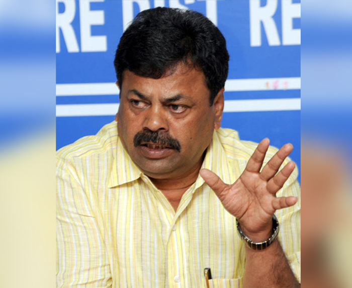 ಸಿಎಂ ಕುಮಾರಸ್ವಾಮಿ ಭಯೋತ್ಪಾದಕರಂತೆ ಮಾತನಾಡುತ್ತಾರೆ: ಶಾಸಕ ರೇಣುಕಾಚಾರ್ಯ