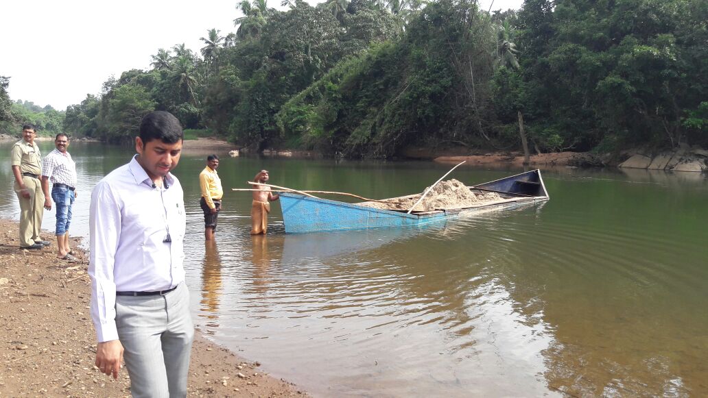 ಅಜಕುರಿ : ಅಕ್ರಮ ಮರಳು ಅಡ್ಡೆಗೆ ದಾಳಿ; ಮರಳು ವಶ