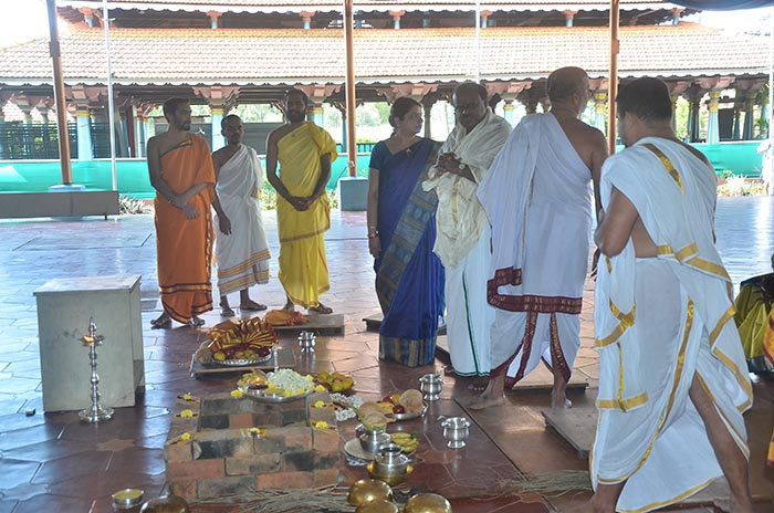 ಶೃಂಗೇರಿ ಶಾರದಾಂಬೆ ಮಠಕ್ಕೆ ಸಿಎಂ ಕುಮಾರಸ್ವಾಮಿ, ಕುಟುಂಬ ಭೇಟಿ