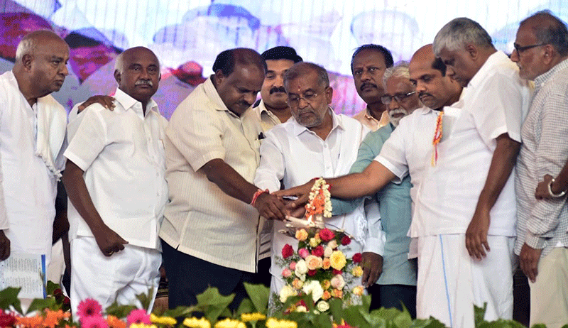 ದುಡುಕಿ ಪ್ರಾಣ ಕಳೆದುಕೊಳ್ಳಬೇಡಿ, ಸರಕಾರ ನಿಮ್ಮೊಂದಿಗಿದೆ: ರೈತರಿಗೆ ಕುಮಾರಸ್ವಾಮಿ ಭರವಸೆ