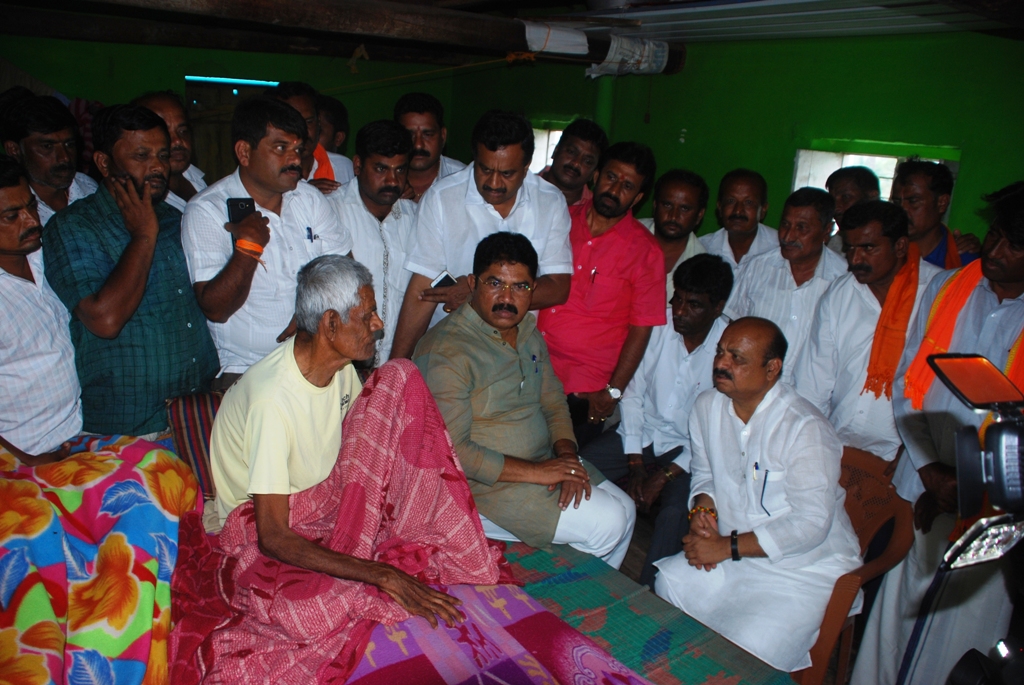 ಮಂಡ್ಯ: ನಂದೀಶ್ ಕುಟುಂಬಕ್ಕೆ ಬಿಜೆಪಿ ಮುಖಂಡರಿಂದ ಸಾಂತ್ವನ