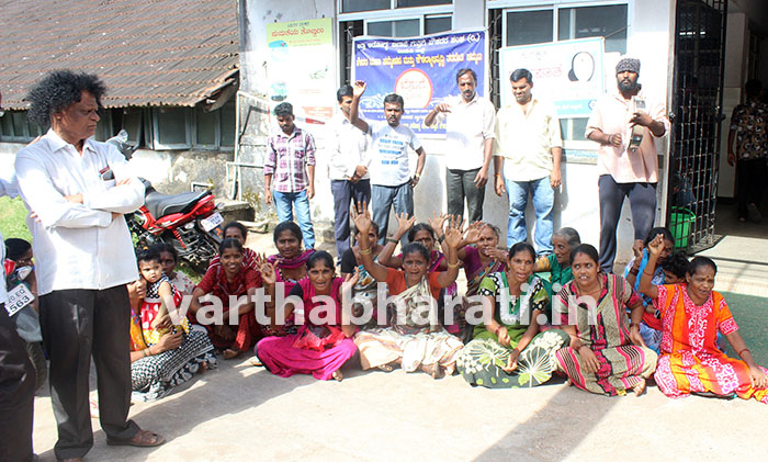 ಉಡುಪಿ ತಾಯಿ ಮತ್ತು ಮಕ್ಕಳ ಆಸ್ಪತ್ರೆಯ ಎದುರು ಮಹಿಳಾ ರೋಗಿಗಳಿಂದ ಧರಣಿ