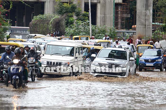 ಬೆಂಗಳೂರಿನೆಲ್ಲೆಡೆ ಧಾರಾಕಾರ ಮಳೆ: ತಗ್ಗು ಪ್ರದೇಶಗಳಿಗೆ ನುಗ್ಗಿದ ನೀರು