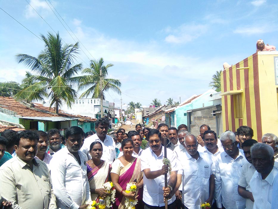 ಹನೂರು: ಕಾಂಕ್ರೀಟ್ ರಸ್ತೆ, ಚರಂಡಿ ನಿರ್ಮಾಣಕ್ಕೆ ಶಿಲಾನ್ಯಾಸ