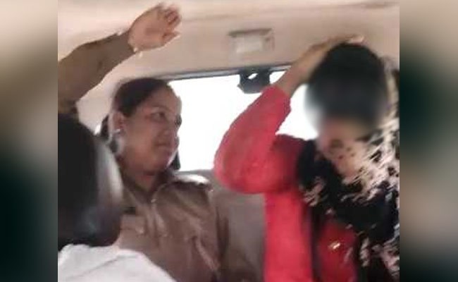 ಮುಸ್ಲಿಂ ಯುವಕನನ್ನು ಪ್ರೀತಿಸಿದ ಯುವತಿಗೆ ಮಹಿಳಾ ಪೊಲೀಸ್ ಸಿಬ್ಬಂದಿಯಿಂದ ಹಲ್ಲೆ