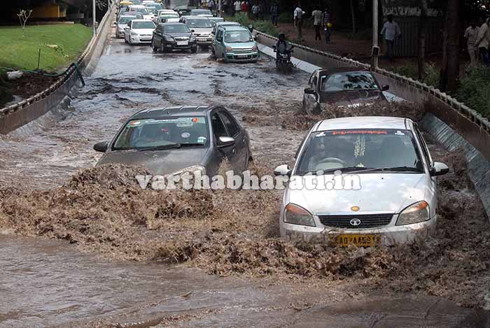 ಬೆಂಗಳೂರಿನಾದ್ಯಂತ ಮುಂದುವರೆದ ಮಳೆ: ಚೇತರಿಸಿಕೊಳ್ಳಲು ಪರಿತಪಿಸುತ್ತಿರುವ ಜನತೆ
