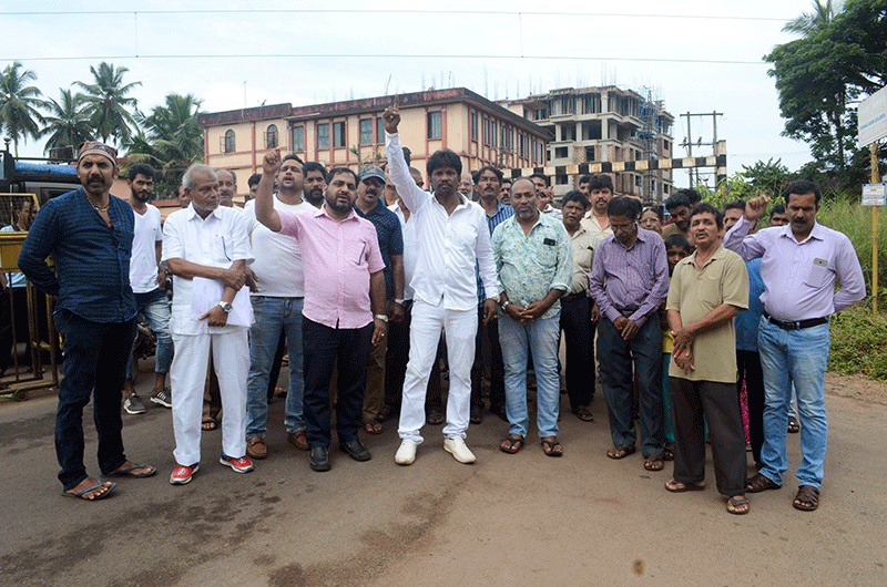 ಜೆಪ್ಪು ಮಹಾಕಾಳಿಪಡ್ಪು: ರೈಲ್ವೆ ಕೆಳಸೇತುವೆ ನಿರ್ಮಾಣಕ್ಕೆ ಆಗ್ರಹಿಸಿ ಧರಣಿ