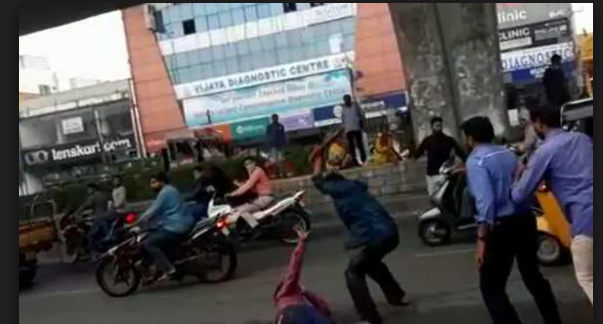 ಹಾಡಹಗಲೇ ನಡುರಸ್ತೆಯಲ್ಲಿ ವ್ಯಕ್ತಿಯ ಕೊಚ್ಚಿ ಕೊಲೆ: ಮೂಕಪ್ರೇಕ್ಷಕರಾದ ಪೊಲೀಸರು