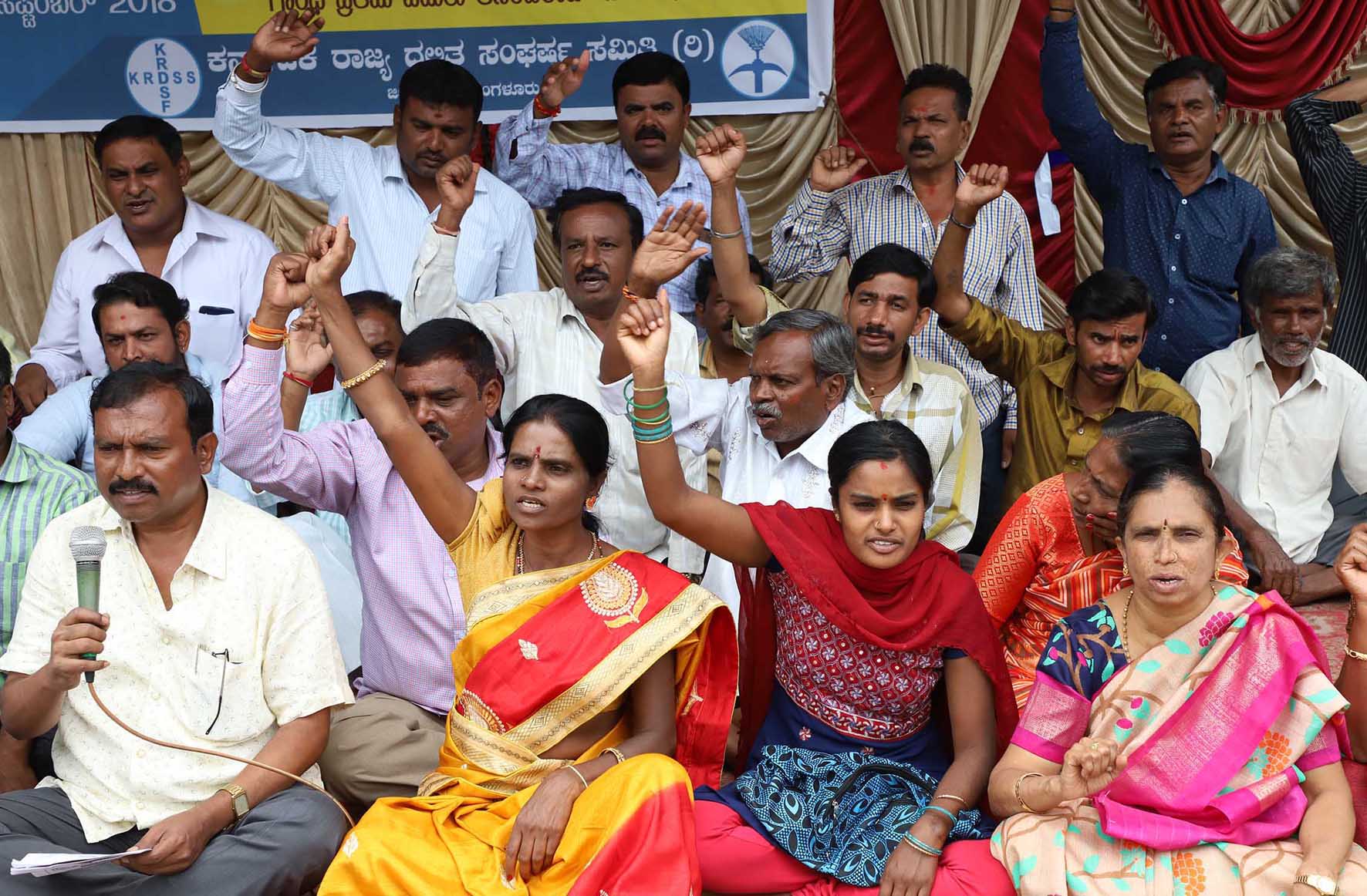 ಅರ್ಜಿ ಸಲ್ಲಿಸಿದ ಎಲ್ಲರಿಗೂ ಹಾಸ್ಟೆಲ್ ಸೌಲಭ್ಯಕ್ಕೆ ಆಗ್ರಹಿಸಿ ಧರಣಿ