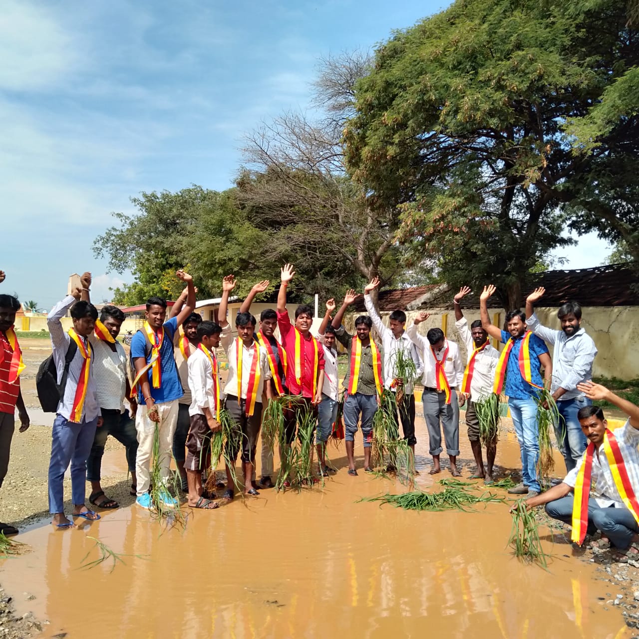 ಹನೂರು: ಬಸ್ ನಿಲ್ದಾಣ ದುರಸ್ತಿಗೆ ಒತ್ತಾಯಿಸಿ ಧರಣಿ