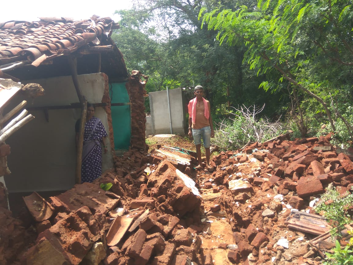 ಹನೂರು: ಧಾರಕಾರ ಮಳೆಗೆ ಕುಸಿದ ಮನೆ