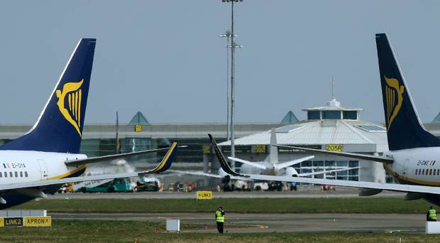 ವಿಮಾನ ನಿಲ್ಲಿಸಲು ಅದರ ಹಿಂದೆ ಓಡಿದ!