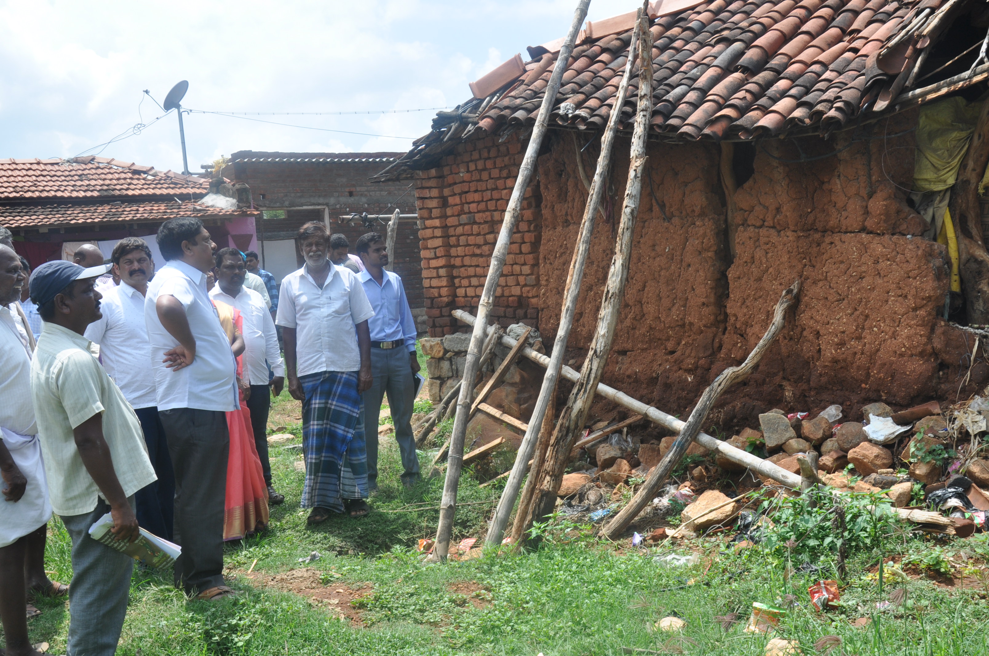 ಹನೂರು: ಧಾರಕಾರ ಮಳೆಗೆ ಮನೆಗಳು ಕುಸಿತ; ಶಾಸಕ ಆರ್.ನರೇಂದ್ರ ಭೇಟಿ