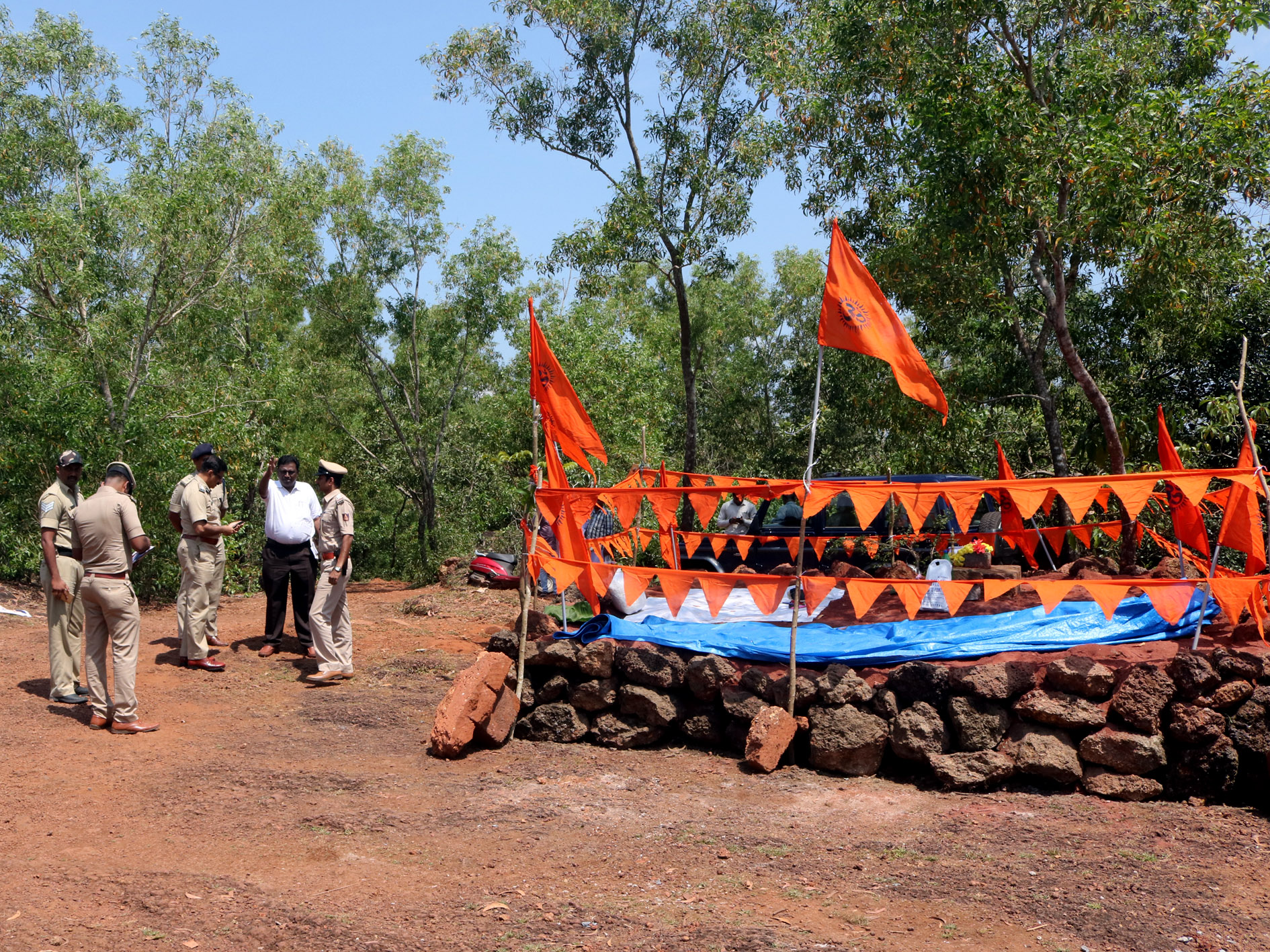 ಕುಂಟ್ರಕಳದಲ್ಲಿ ವೆಲಂಕಣಿ ಮಾತೆಯ ಗ್ರೋಟ್ಟೊ ಧ್ವಂಸ: ಕೆಡವಿದ ಜಾಗದಲ್ಲಿ ಕೊರಗಜ್ಜನ ಕಟ್ಟೆ ನಿರ್ಮಿಸಿ ಕೇಸರಿ ಧ್ವಜ ಹಾರಾಟ