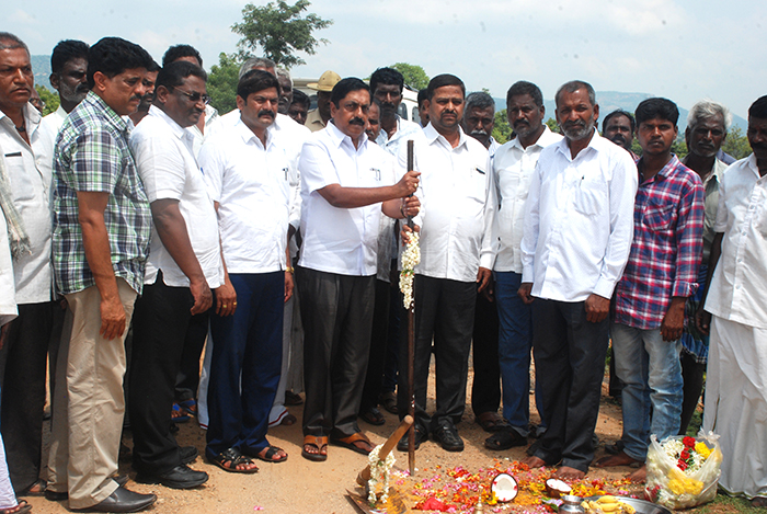 ಹನೂರು: ರಸ್ತೆ ಅಭಿವೃದ್ಧಿ ಕಾಮಗಾರಿಗೆ ಶಿಲಾನ್ಯಾಸ