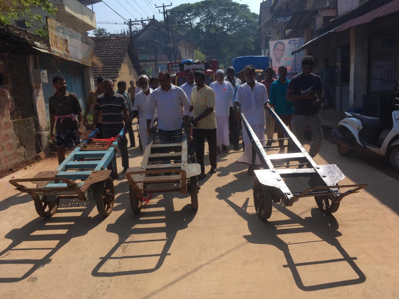 ಮಂಗಳೂರು: ಕೈಗಾಡಿ ಎಳೆದು ವಿಶಿಷ್ಟ ರೀತಿಯಲ್ಲಿ ರಸ್ತೆ ಉದ್ಘಾಟನೆ