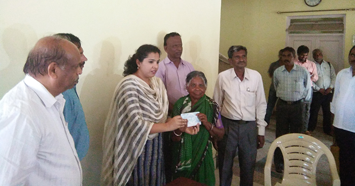 ಹನೂರು : ರೈತರಿಗೆ ಪರಿಹಾರ ಚೆಕ್ ವಿತರಣೆ