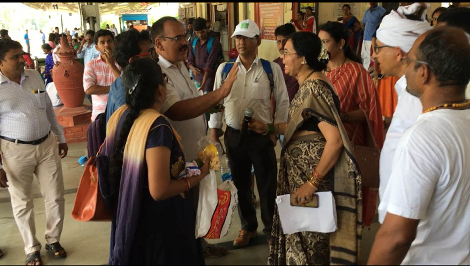 ಕೊಂಕಣ ರೈಲು ನಿಲ್ದಾಣ; ಪ್ರಯಾಣಿಕರಿಗೆ ಹೀಗೊಂದು ಸ್ವಚ್ಛತೆ ಪಾಠ
