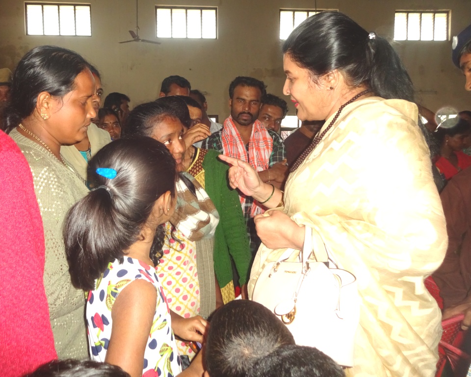 ಮಡಿಕೇರಿ: ಪರಿಹಾರ ಕೇಂದ್ರಕ್ಕೆ ಸಚಿವೆ ಜಯಮಾಲ ಭೇಟಿ; ಸಂತ್ರಸ್ತ ಮಕ್ಕಳ ಯೋಗ ಕ್ಷೇಮ ವಿಚಾರಣೆ