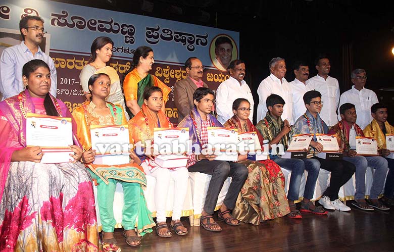 ಎಲ್ಲ ವರ್ಗದ ಮಕ್ಕಳು ಒಂದೇ ಶಾಲೆಯಲ್ಲಿ ಕಲಿಯುವಂತಾಗಬೇಕು: ಡಾ.ಎಲ್.ಹನುಮಂತಯ್ಯ