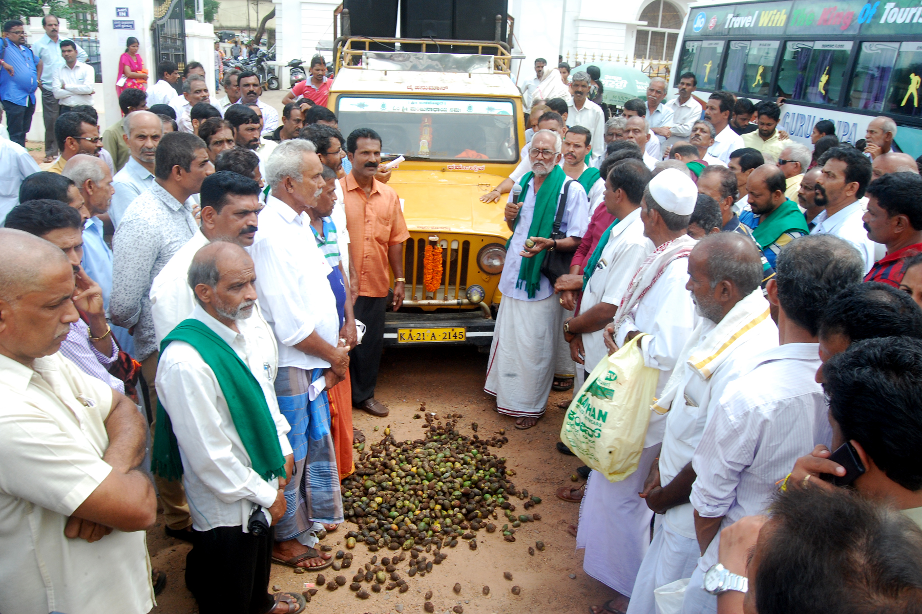 ಅಡಿಕೆ ಕೊಳೆರೋಗ:  ರೈತರಿಗೆ ಸೂಕ್ತ ಪರಿಹಾರ ನೀಡಬೇಕೆಂದು ಒತ್ತಾಯಿಸಿ ಪ್ರತಿಭಟನೆ