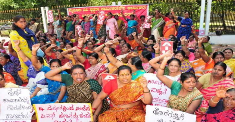 ವಿವಿಧ ಬೇಡಿಕೆ ಈಡೇರಿಕೆಗೆ ಒತ್ತಾಯಿಸಿ ಮೈಸೂರು ವಿವಿ ಸ್ವಚ್ಛತಾ ಕಾರ್ಮಿಕರ ಅಹೋರಾತ್ರಿ ಧರಣಿ
