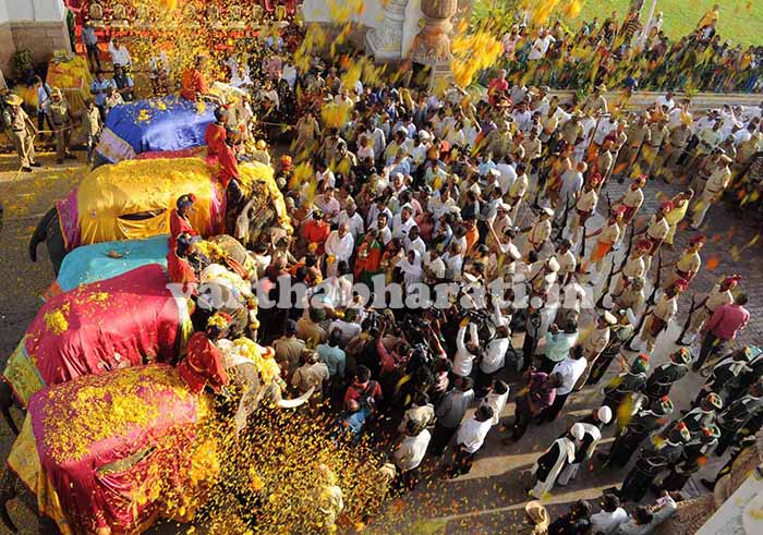 ಮೈಸೂರು ಅರಮನೆ ಪ್ರವೇಶಿಸಿದ ಅರ್ಜುನ ನೇತೃತ್ವದ ದಸರಾ ಗಜಪಡೆ: ಜಿಲ್ಲಾಡಳಿತದಿಂದ ಭವ್ಯ ಸ್ವಾಗತ