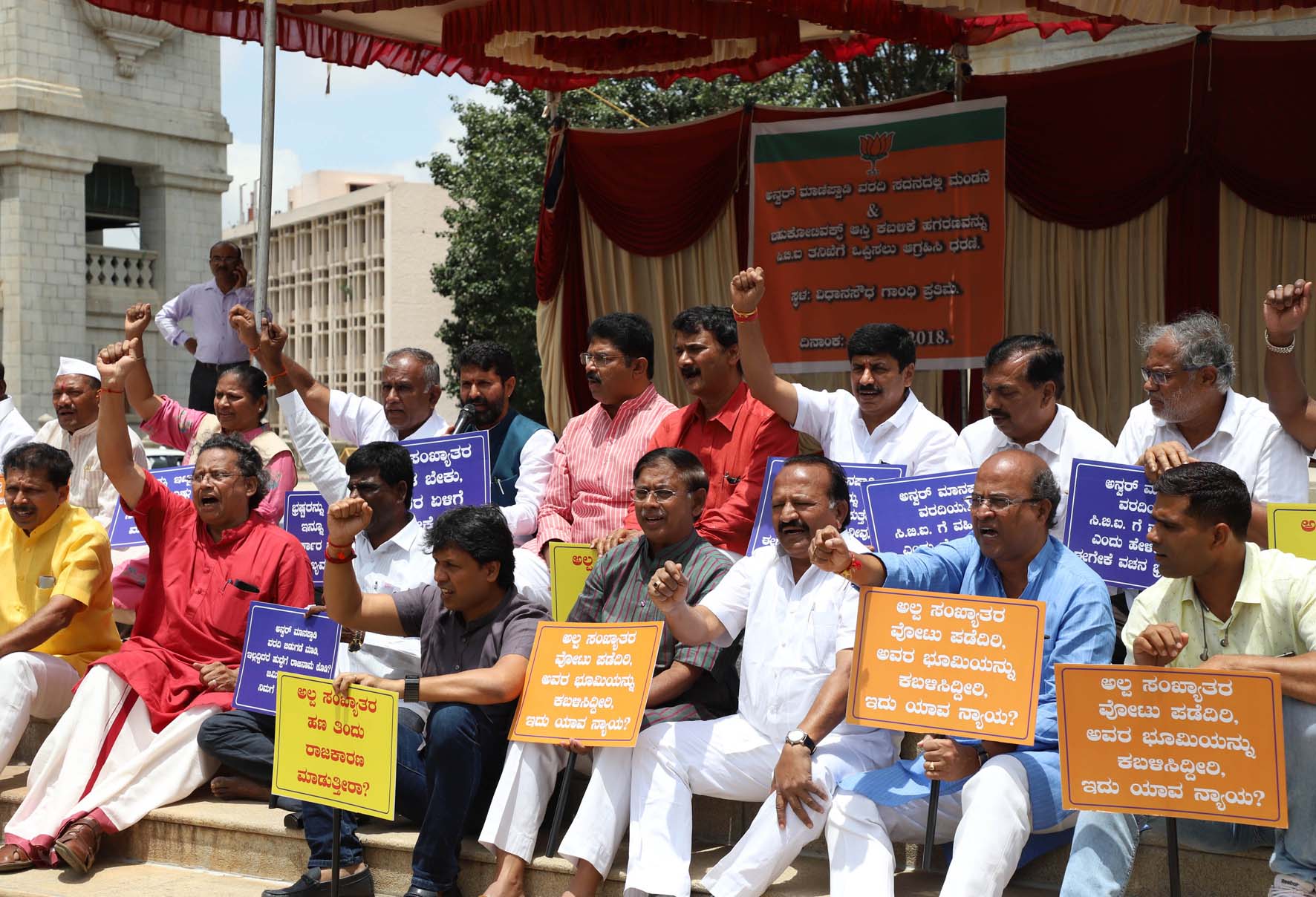 ವಕ್ಫ್ ಆಸ್ತಿ ಕಬಳಿಕೆ ಆರೋಪ: ಅನ್ವರ್ ಮಾಣಿಪ್ಪಾಡಿ ವರದಿ ವಿಧಾನ ಮಂಡಲದಲ್ಲಿ ಮಂಡಿಸಲು ಬಿಜೆಪಿ ಆಗ್ರಹ