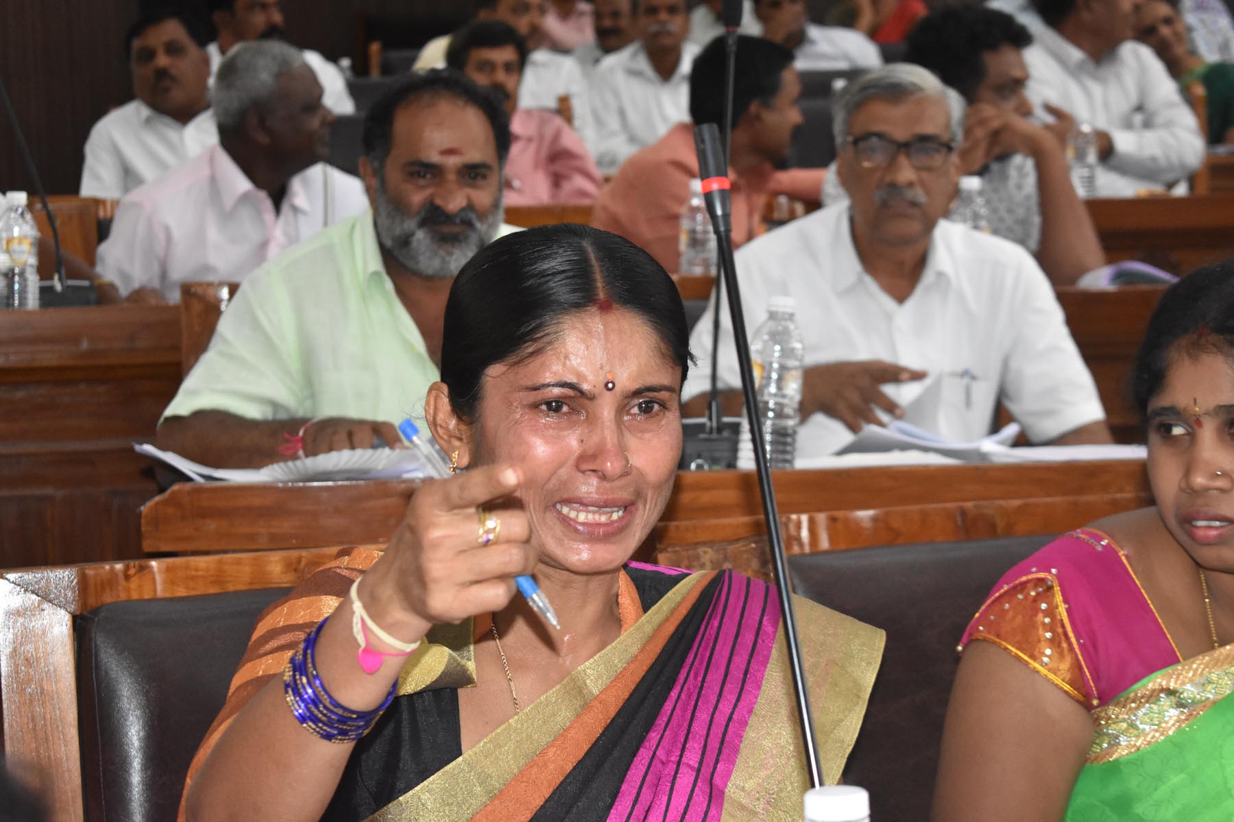 ಮಂಡ್ಯ ಜಿ.ಪಂ. ಸಾಮಾನ್ಯ ಸಭೆಯಲ್ಲಿ ಗಳಗಳನೆ ಅತ್ತ ಸದಸ್ಯೆ: ಹಾಸ್ಟೆಲ್ ವಾರ್ಡನ್ ವಿರುದ್ಧ ಕೊಲೆ ಬೆದರಿಕೆ ಆರೋಪ