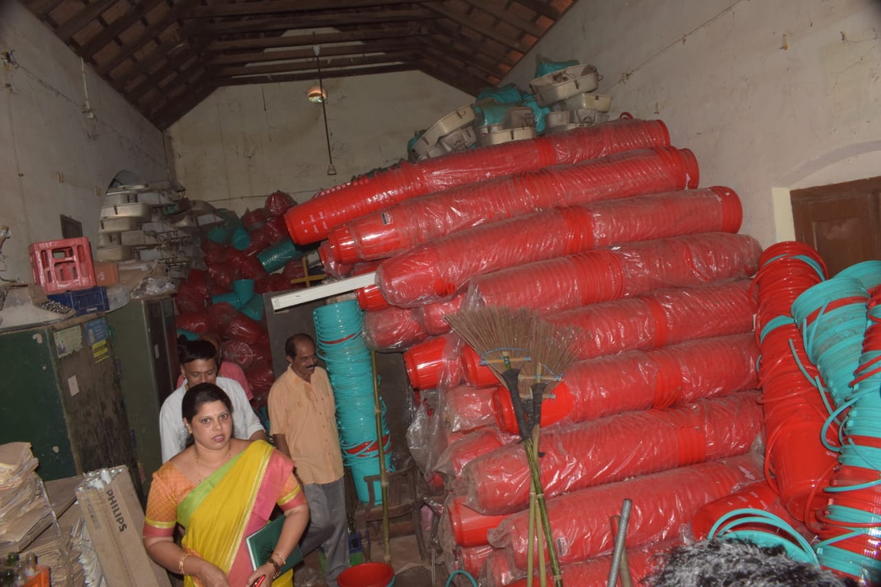 ಪುರಸಭಾ ಗೋದಾಮಿನಲ್ಲಿ ಬಕೆಟ್‍ಗಳ ರಾಶಿ: ತಕ್ಷಣ ವಿಲೇವಾರಿ ಮಾಡುವಂತೆ ಶಾಸಕ ಸೂಚನೆ