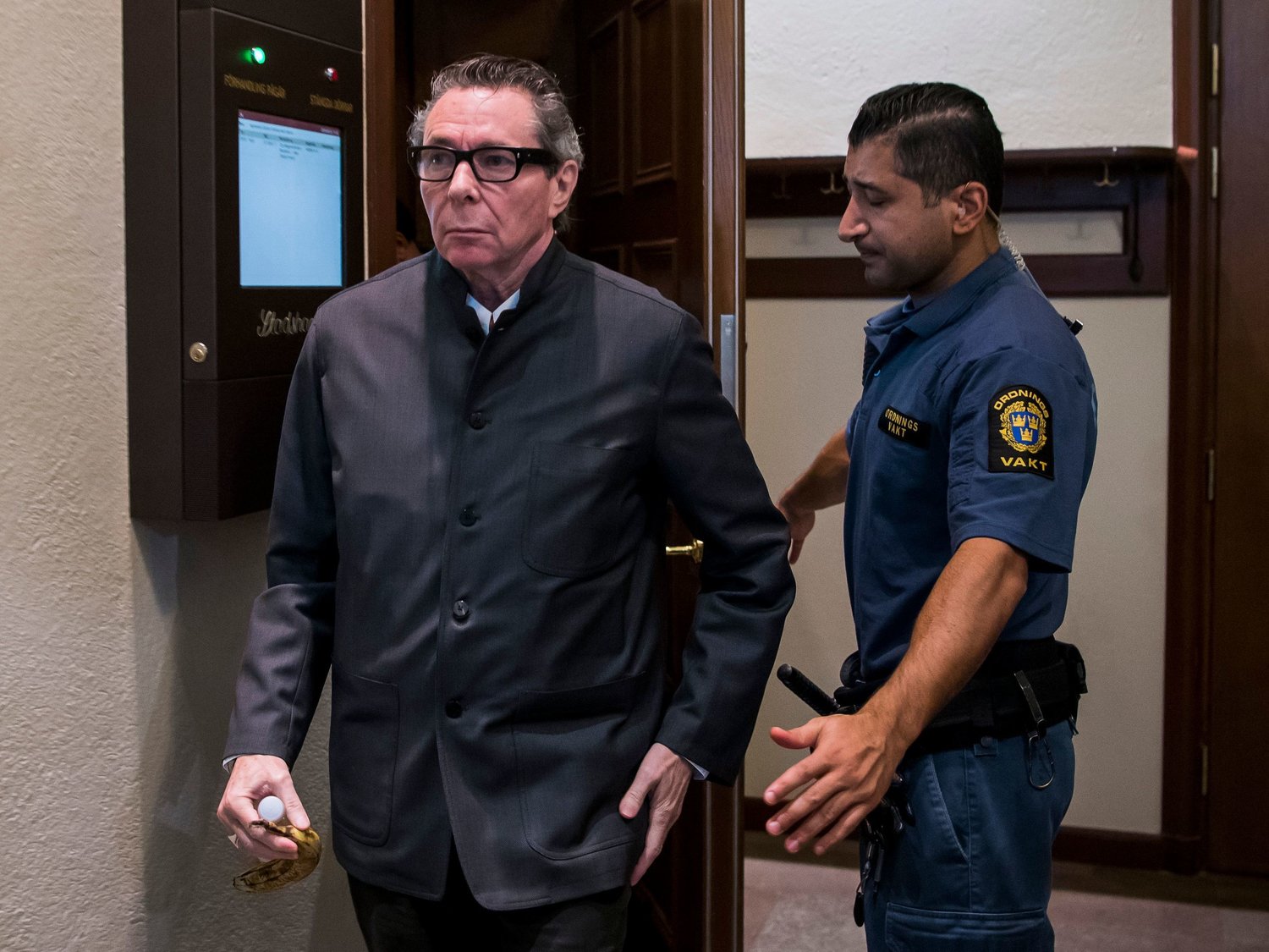 ನೊಬೆಲ್ ಸಾಹಿತ್ಯ ಪ್ರಶಸ್ತಿ ಹಗರಣದ ವ್ಯಕ್ತಿಗೆ ಜೈಲು