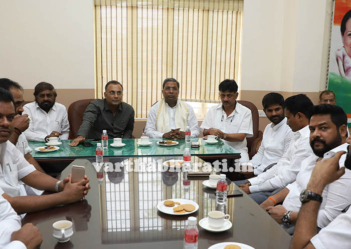 ಬಳ್ಳಾರಿ ಲೋಕಸಭೆ ಉಪಚುನಾವಣೆಗೆ ಕಾಂಗ್ರೆಸ್ ಅಭ್ಯರ್ಥಿ ಆಯ್ಕೆ: ನಾಯಕರಲ್ಲಿ ಒಗ್ಗಟ್ಟು ಮೂಡಿಸಿದ ಸಿದ್ದರಾಮಯ್ಯ