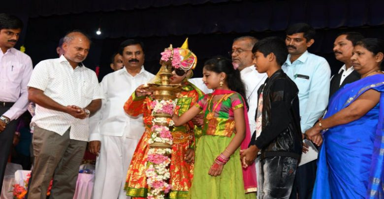 ಸಚಿವರ ಹೆಸರು ಮರೆತ ಅಧಿಕಾರಿಗಳು: ಕೋಪಗೊಂಡು ಹೊರ ನಡೆದ ಸಚಿವ ಸಾ.ರಾ.ಮಹೇಶ್