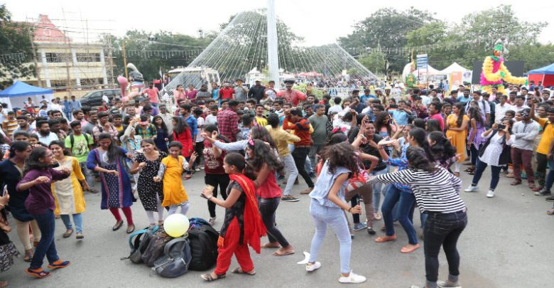 ಮೈಸೂರು: ಓಪನ್ ಸ್ಟ್ರೀಟ್ ಫೆಸ್ಟಿವಲ್‍ಗೆ ಚಾಲನೆ; ಕುಣಿದು ಕುಪ್ಪಳಿಸಿದ ಯುವಸಮೂಹ