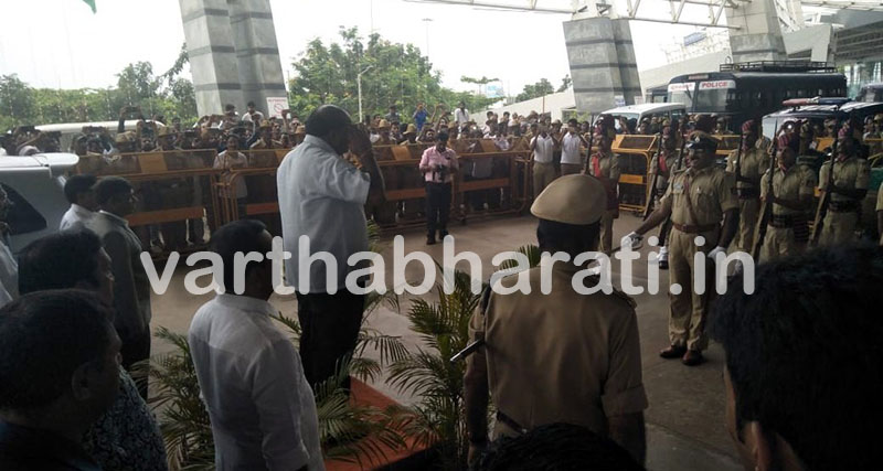 ಮಂಗಳೂರಿಗೆ ಆಗಮಿಸಿದ ಮುಖ್ಯಮಂತ್ರಿ ಕುಮಾರಸ್ವಾಮಿ