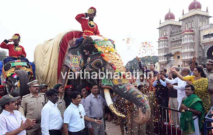 ಮೈಸೂರು ದಸರಾ : ಸಾಂಸ್ಕೃತಿಕ ಮೆರವಣಿಗೆಗೆ ಚಾಲನೆ ನೀಡಿದ ಡಿಸಿಎಂ ಡಾ.ಜಿ.ಪರಮೇಶ್ವರ್