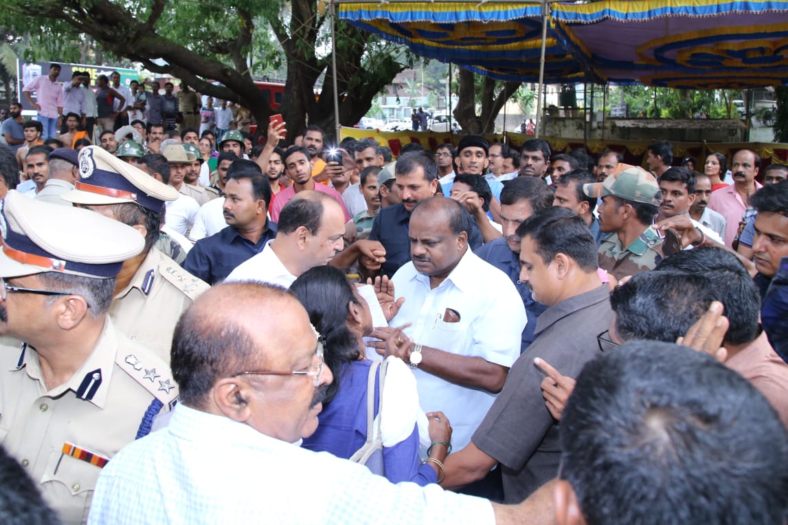 ಅಶಕ್ತರ ನೋವಿಗೆ ಧ್ವನಿಯಾದ ಮುಖ್ಯಮಂತ್ರಿ ಕುಮಾರಸ್ವಾಮಿ