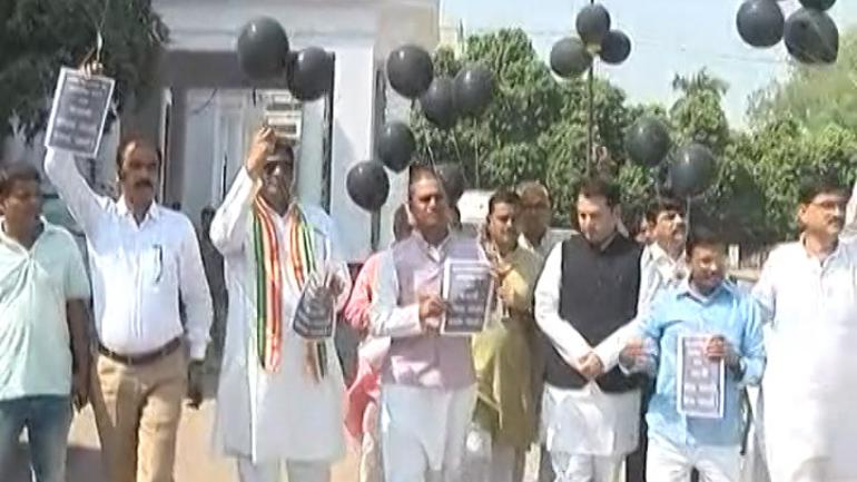 ಗುಜರಾತ್ ಸಿಎಂ ವಿರುದ್ಧ ಸಾವಿರಾರು ಕರಿ ಬಲೂನು ಹಾರಟ