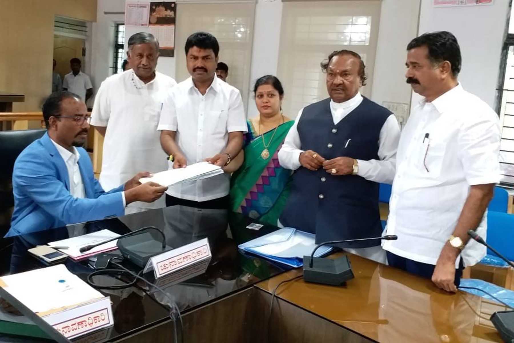 ಬಿಜೆಪಿ ಅಭ್ಯರ್ಥಿಯಾಗಿ ಬಿ.ವೈ.ರಾಘವೇಂದ್ರ, ಜೆಡಿಯು ಅಭ್ಯರ್ಥಿಯಾಗಿ ಮಹಿಮಾ ಪಟೇಲ್ ನಾಮಪತ್ರ ಸಲ್ಲಿಕೆ