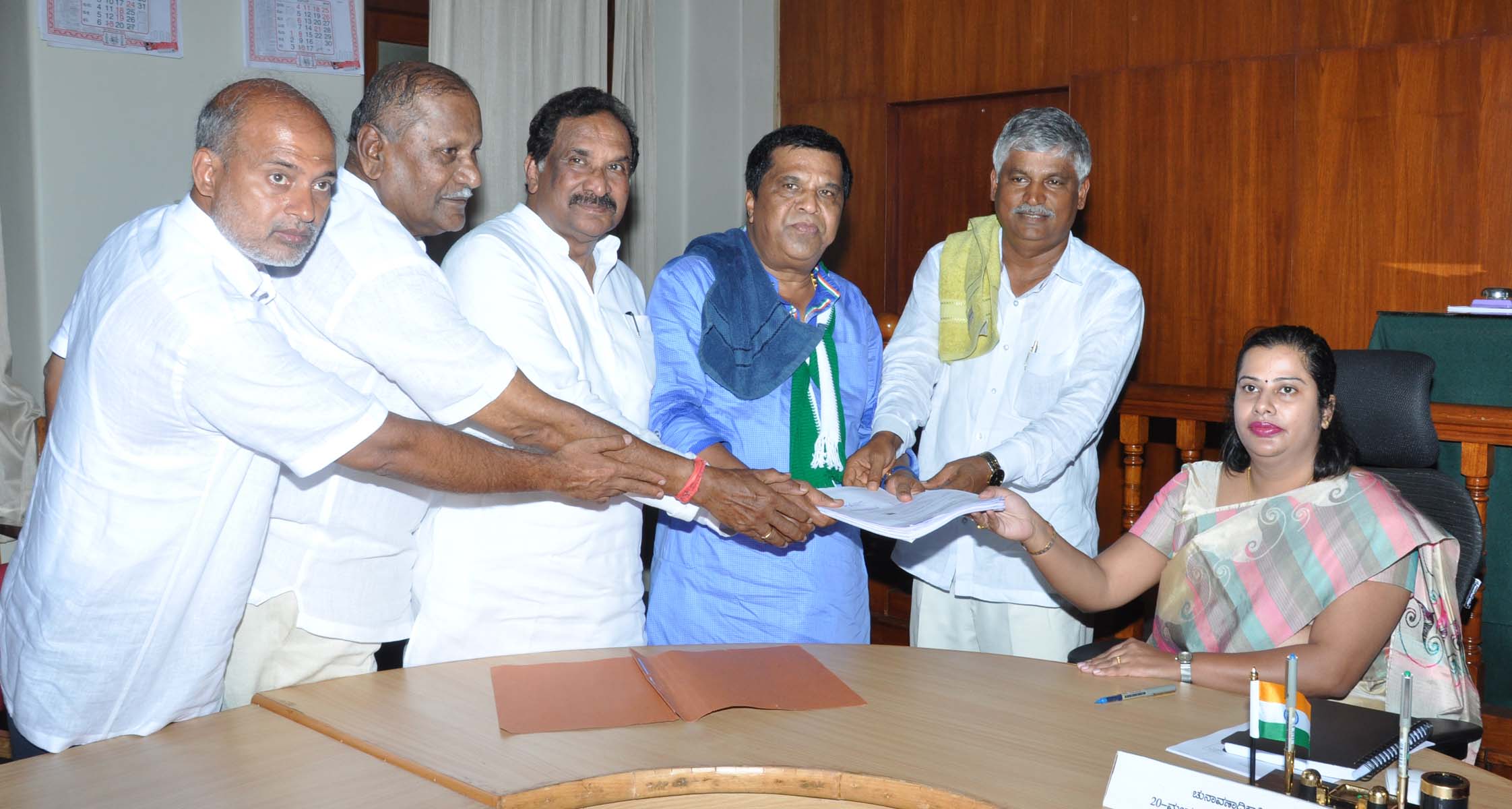 ಮಂಡ್ಯ ಲೋಕಸಭಾ ಉಪಚುನಾವಣೆ: ಜೆಡಿಎಸ್, ಬಿಜೆಪಿ ಅಭ್ಯರ್ಥಿಗಳಿಂದ ನಾಮಪತ್ರ ಸಲ್ಲಿಕೆ