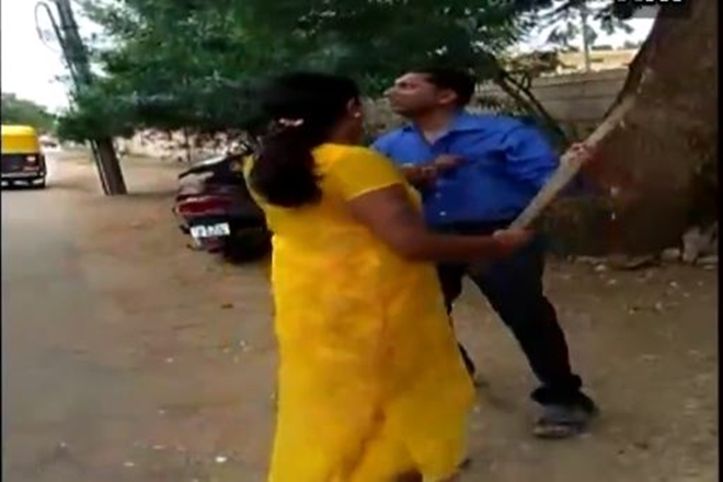 ಸಾಲ ಕೇಳಿದ ಮಹಿಳೆಯೊಂದಿಗೆ ಅನುಚಿತ ವರ್ತನೆ : ಫೈನಾನ್ಸ್ ಕಂಪೆನಿಯ ವ್ಯವಸ್ಥಾಪಕನಿಗೆ ಥಳಿತ