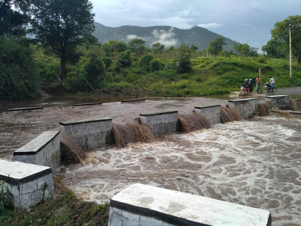 ಹನೂರಿನಲ್ಲಿ ಧಾರಕಾರ ಮಳೆ: ಸೇತುವೆ ಮೇಲೆಯೇ ಹರಿದ ನೀರು