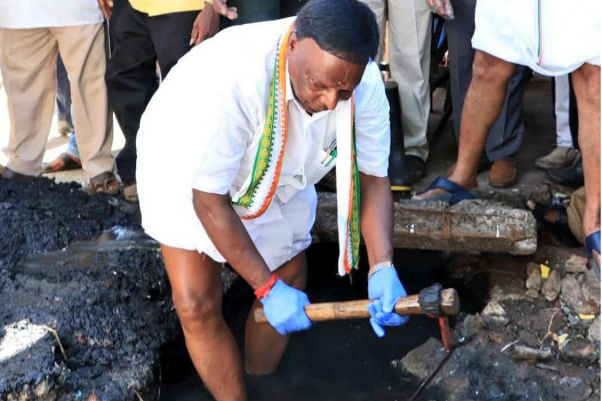 ಸ್ವಚ್ಛತಾ ಅಭಿಯಾನ: ಚರಂಡಿ ಸ್ವಚ್ಛಗೊಳಿಸಿದ ಮುಖ್ಯಮಂತ್ರಿ